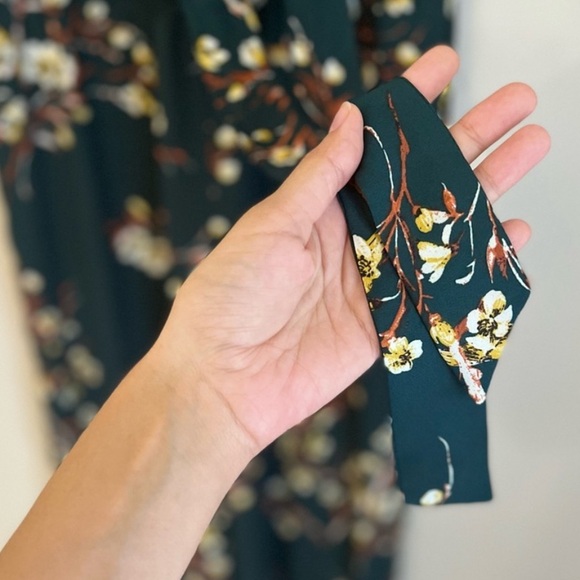 DR2 blouse green beige print tie top career work Nordstrom medium stretch floral - Picture 3 of 3